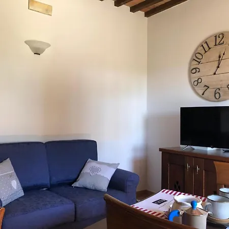 Apartment Guesthost - La E Bella, With Pool & Parking Passignano sul Trasimeno