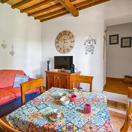Guesthost - La E Bella, With Pool & Parking